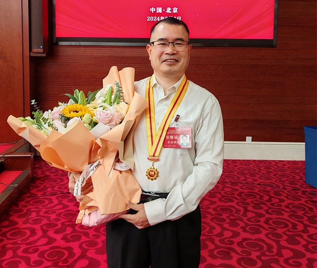 载誉归来！我校校友受到习近平总书记接见