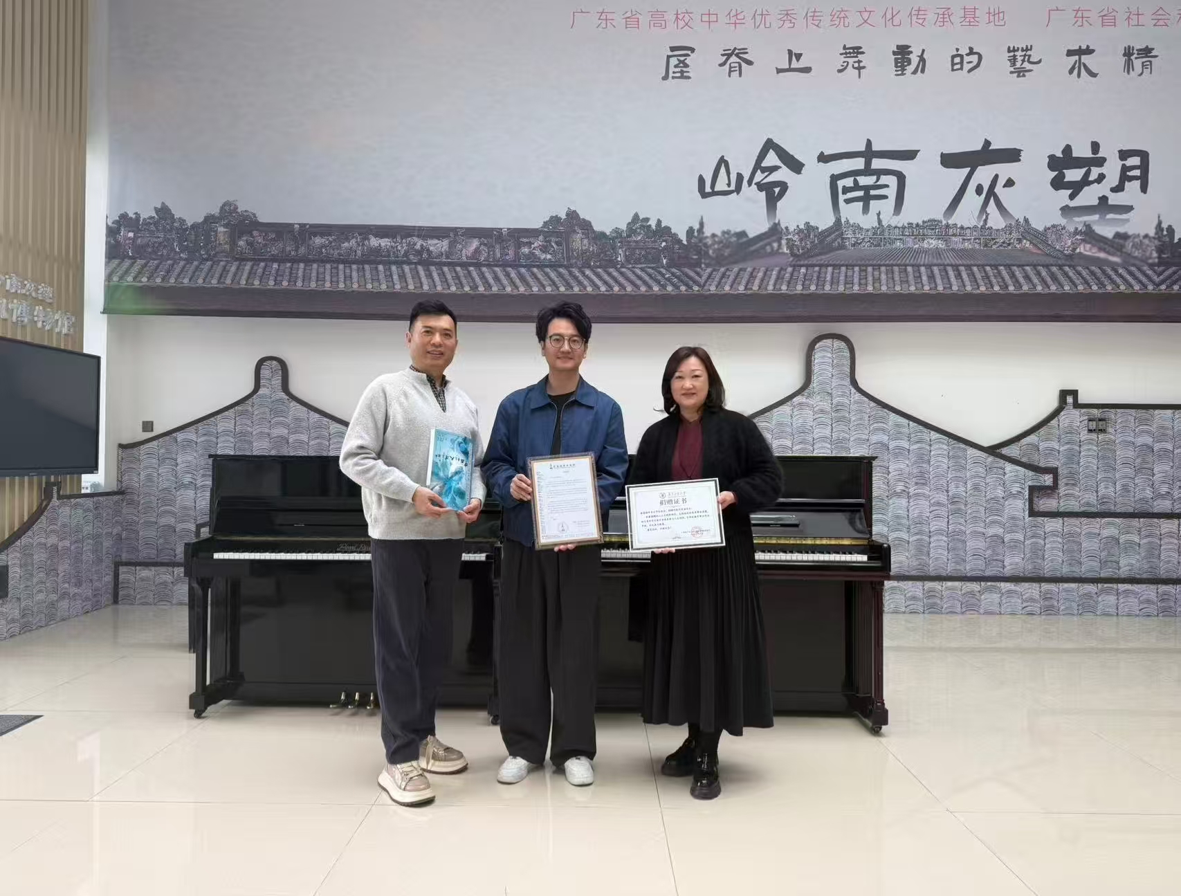 香港国际音乐节组委会向我校通识教育中心捐赠钢琴