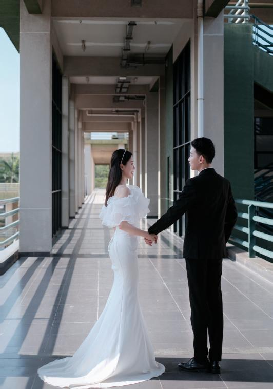 从校服到婚纱-校友重回母校拍摄婚纱照