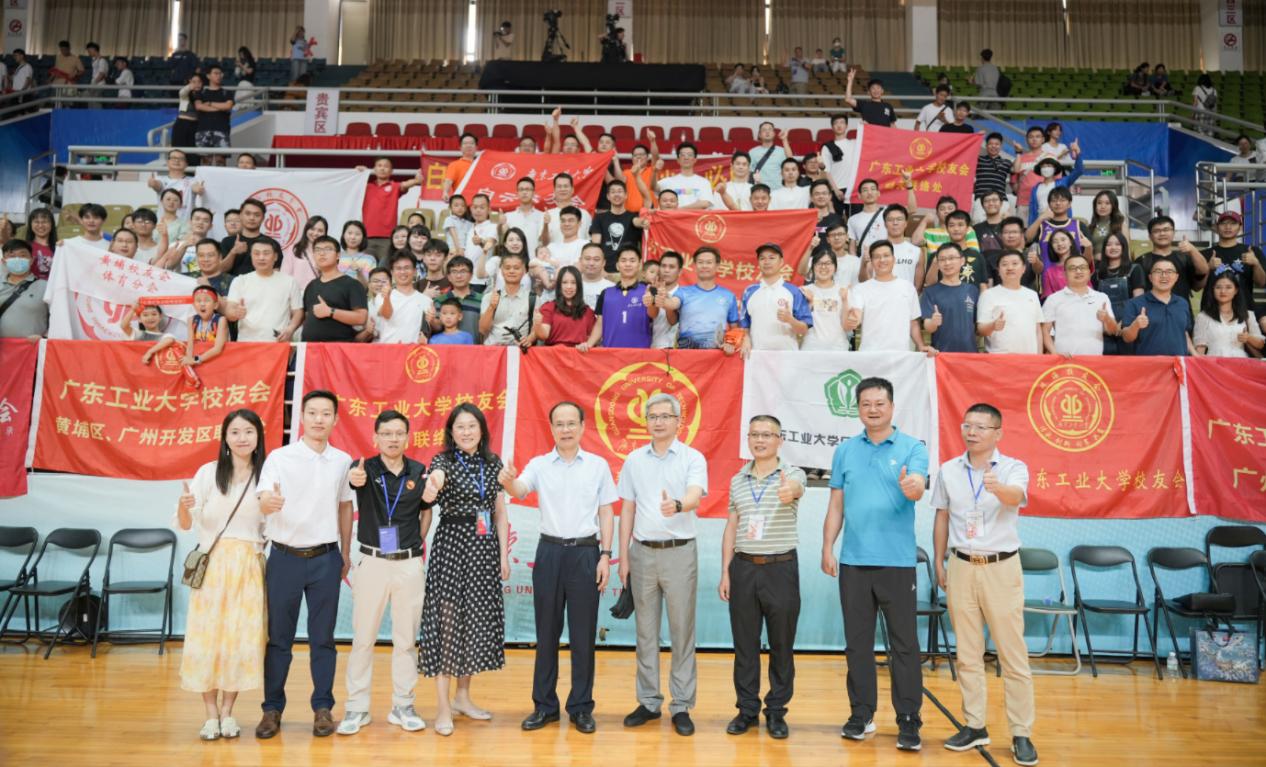本科办学65周年校友系列活动|邱学青校长慰问回母校观赛校友